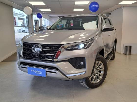 TOYOTA HILUX SW4 2.8 D-4D TURBO DIESEL SRX 7L 4X4 AUTOMÁTICO TOYOTA HILUX SW4 2.8 D-4D TURBO DIESEL SRX 7L 4X4 AUTOMÁTICO